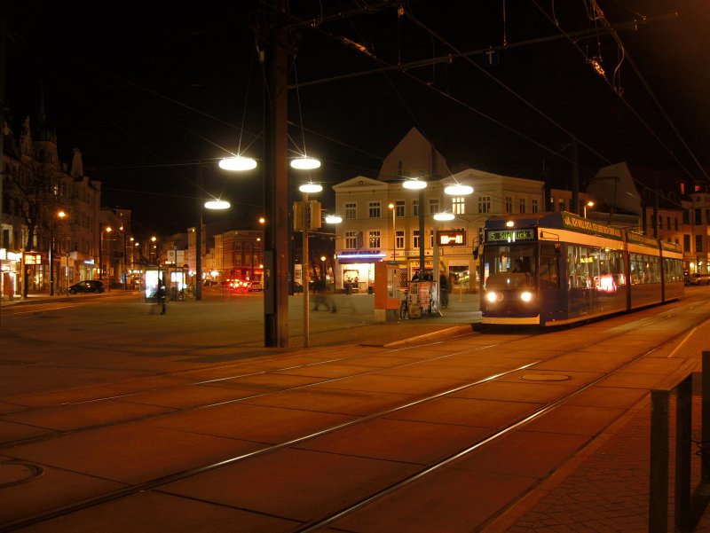 NGT 682 an der Hst. Doberaner Platz mit der typischen Beleuchtung.