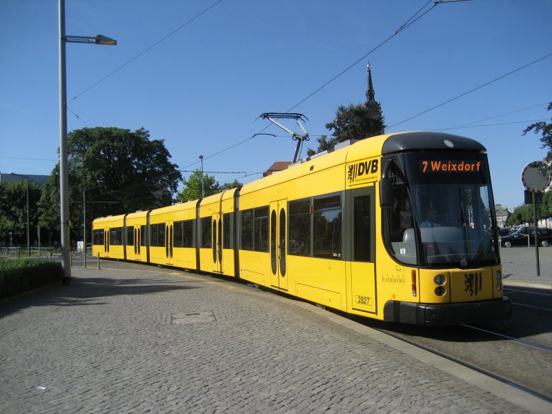 NGT D 12 DD - 2827 -
auf der Linie 7 in Richtung 
Weixdorf beim Erreichen der 
Haltestelle Albertplatz.
24.08.2009