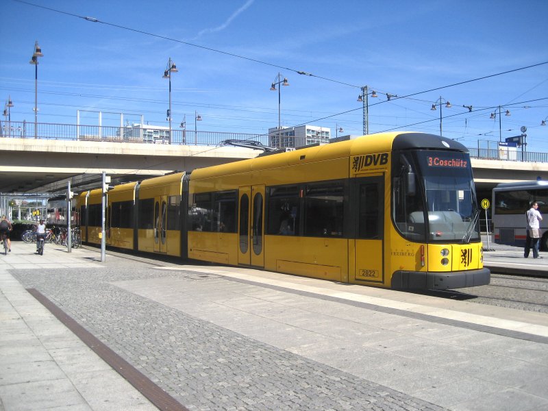 NGT D 12 DD - 2822 -
auf dem sehr gut gestalteten 
Vorplatz des Hauptbahnhofs.
24.08.2009