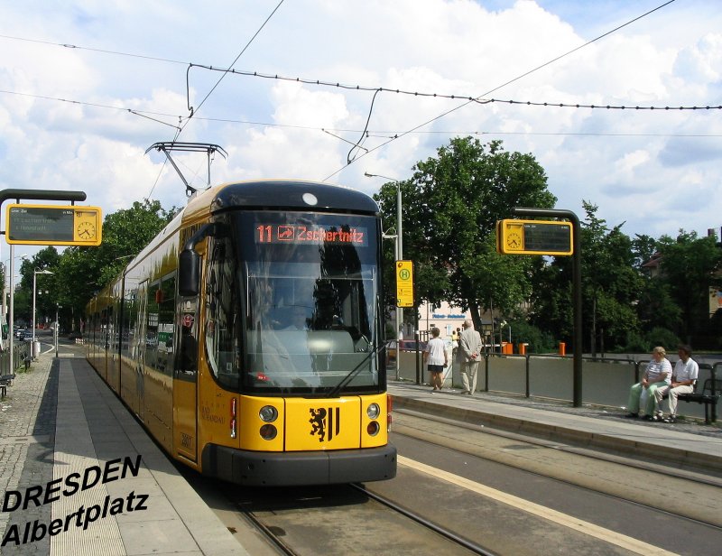 NGT D 12 DD im Sommer 2005 an der Haltestelle Albertplatz.