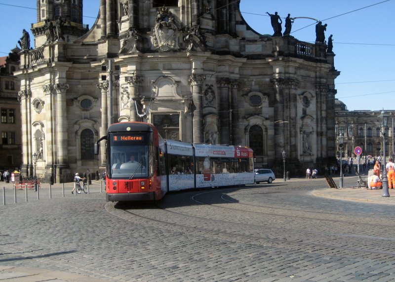 NGT D 8 DD - 2601 -
passiert die Hofkirche
auf dem Weg zur Augustusbrcke.
24.08.2009.