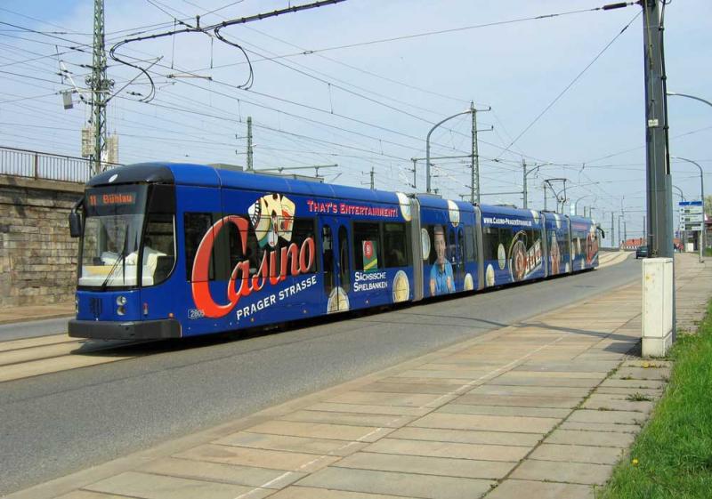 NGT D12 DD, mit einer Lnge von ber 45 Metern auf 12 Achsen die lngste Straenbahn der Welt, mit Werbung fr das Casino Dresden
