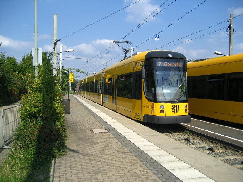 NGT D12DD auf der Linie 7 an der Endstelle auf eine neue Abfahrt wartend. Dresden August 2008   