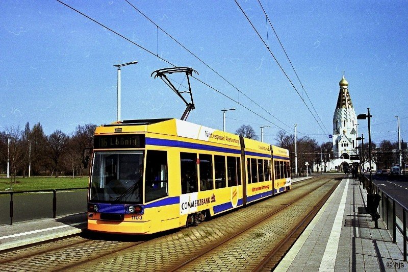 NGT8 1103 an der (H) Deutsche Nationalbibliothek (29. M�rz 2003). Die russisch-orthodoxe Kirche im Hintergrund erinnert an die 22.000 in der V�lkerschlacht von 1813 gefallenen russischen Soldaten.