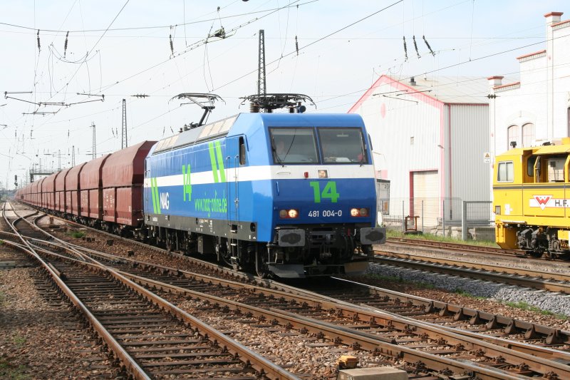 Niag 14 mit ihren gterzug Heilbronn-Moers hier bei Weinheim(Bergstr)