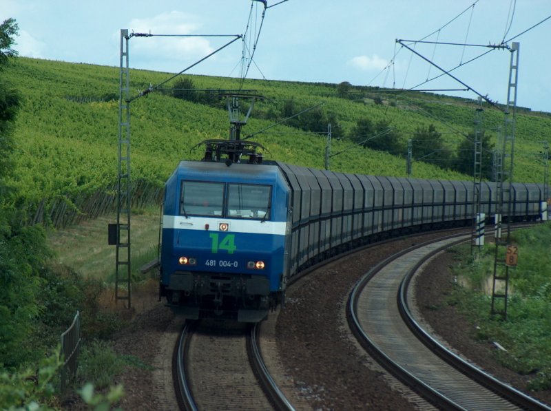 NIAG 481 004-0 mit dem DGS 95935 von Neunkirchen (Saar) nach Moers Gbf, bei Hattenheim; 21.07.2008