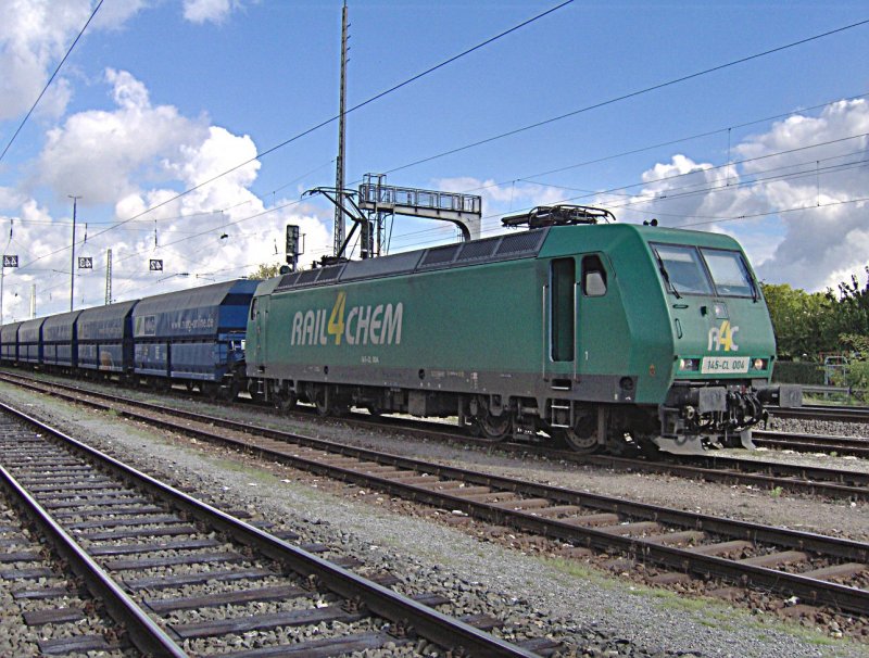 NIAG fhrt mit Rail4Chem Lok 145-004,Halt in Heilbronn.Warten auf Ausfahrt nach Stuttgart-Ost.