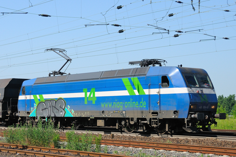 NIAG Lok 14 481 004-0 im Lokportrait bei Bickenbach/Bergstrasse. (Mai 2009).