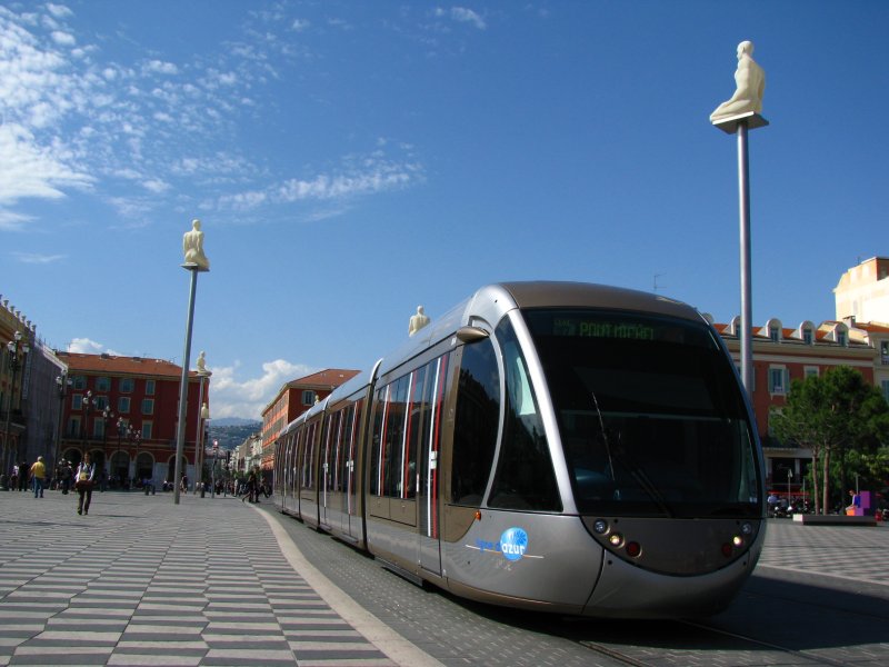 Nice, Place Massna: Noch vor wenigen Jahren wre man hier wohl im Verkehrschaos versunken. Inzwischwn fhrt hier aber die erste Linie der neuen Strassenbahn von Nice - oberleitungslos. Um das Stadtbild zu schonen fhrt  le tramway  auf zwei kurzen Abschnitten im Stadtzentrum mit Akku. (18.Mai 2009)