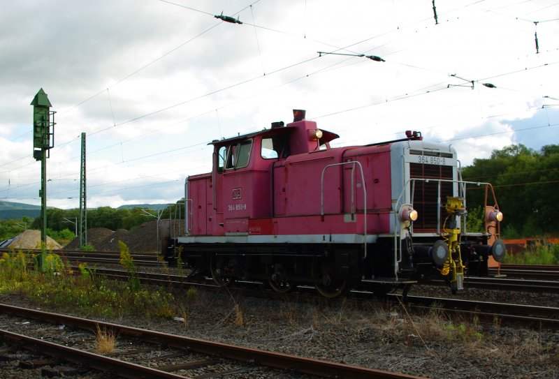 Nich gerade mehr die hbscheste: 364 850-8 nimmt, nach einem Signalhalt in Eschwege West, ihre Fahrt in Richtung Sden wieder auf. Aufgenommen am 04.09.2009.