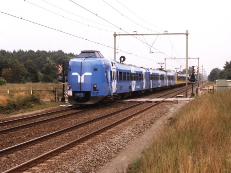 Nicht alle Zge in Holland waren gelb. Eine blaue  Koploper  4050 und zwei gelben (4049 + 4246) mit Intercity 3062 Nijmegen-Den Helder bei Ginkel am 14-8-1998. Bild und scan: Date Jan de Vries.