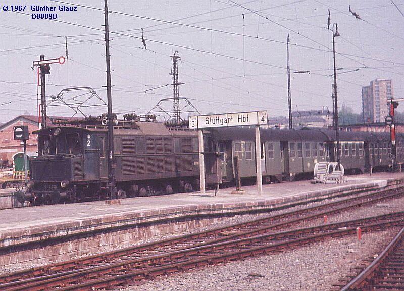 Nicht besonders sch�n, aber ein bemerkenswertes Foto von 1967 aus der Mottenkiste. E 17 (BR 117) mit Personenzug bei der Einfahrt in den Hauptbahnhof Stuttgart. So ein  Outfit  war auch damals bei den Loks der DB nicht �blich, aber bei diesen Exemplar ist mehr Rost wie Farbe sichtbar.