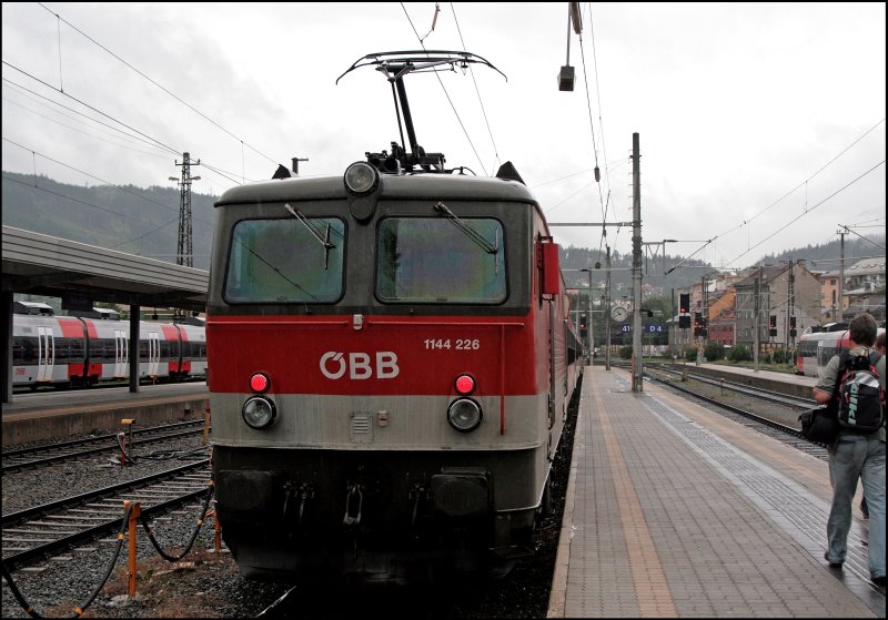 Nicht das beste Fotowetter herrschte am 07.07.2008 in Tirol. Die Bludenzer 1144 226 wartet mit dem R 5206 auf die Abfahrt zum Grenzbahnhof Brennero/Brenner.
