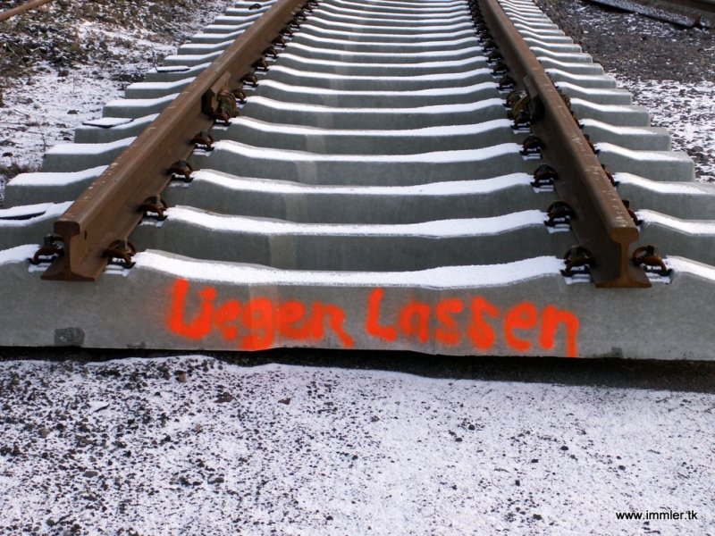 Nicht dass jemand auf die Idee kommt, ein Gleis zu klauen.
Unbenutztes Gleisstück im Abstellbereich des Bahnhofs Nienburg (Weser)