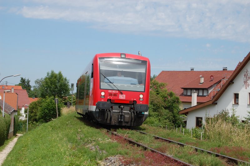 Nicht ganz so schn wie die Ortsdurchfahrt von Unterlenningen ist die von Owen. Trotzdem entschied ich mich dazu, am 14.6.2009 650 002-9 bildlich festzuhalten whrend er sich durch die Grser kmpft. Aufgenommen in Owen. Gru an den Tf!