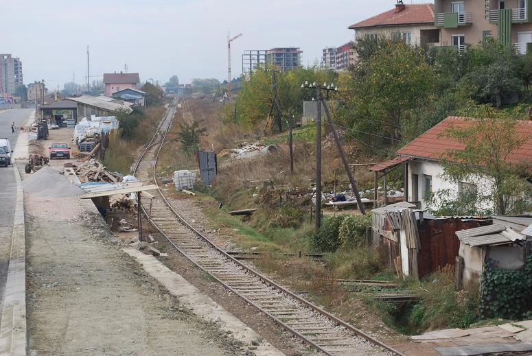 Nicht gerade das, was man in einer Hauptstadt erwartet: Der Bahnhof Pristina am 11.10.09. Ein paar mal tglich kommt ein Zug aus dem nahegelegenen Vorort Fushe Kosove / Kosovo Polje, wo sich der grte Bahnhof des Kosovo befindet. Das rechte, zugewachsene Gleis dient nur noch den Dieselloks zum Umfahren des Zuges.