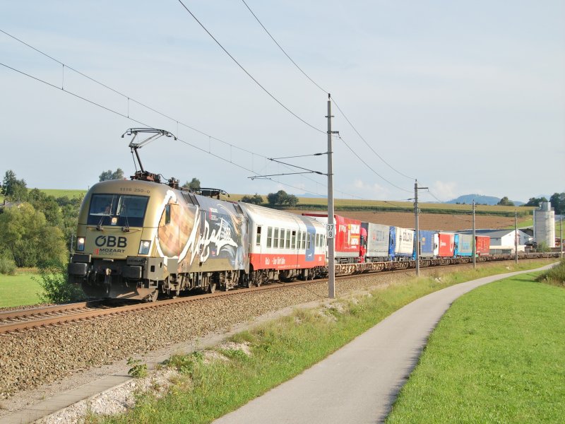 Nicht gerade ppig beladen war
dieser Rola am 18.08.2007.
Der mit der 1116 250 bespannte
Lastwagenzug passierte kurz nach 18 Uhr
diese Fotostelle nahe Wartberg/Kr. 