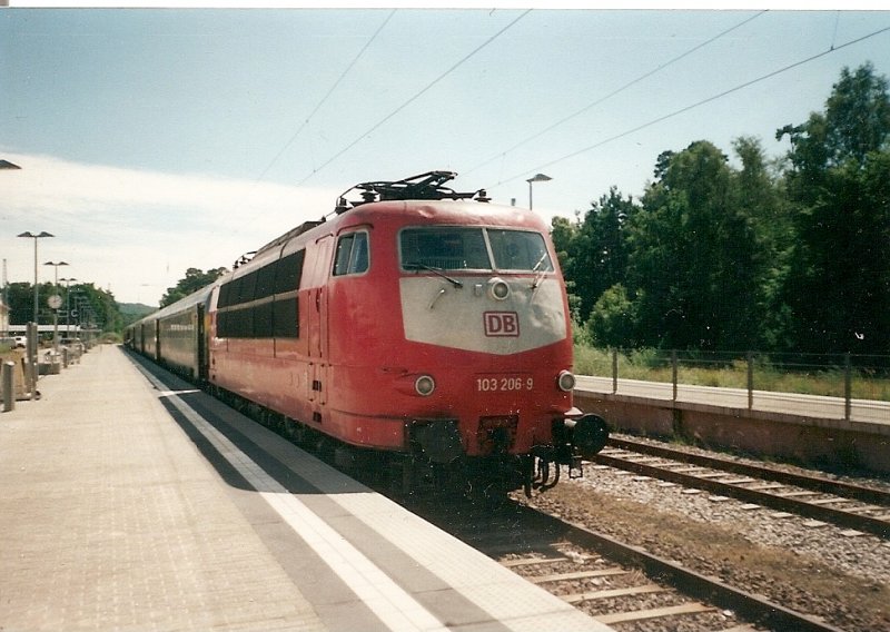 Nicht immer fuhr die bekannte 103 220 vor dem Urlaubsexpress.Im Sommer 1999 habe ich auch mal die leicht verbeulte 103 206 vor dem Urlaubsexpress Binz-Kln erlebt. 
