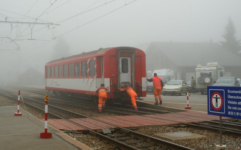 Nicht immer ist eine Rangierlok zur Hand und dann muss das Rangierpersonal selbst Hand anlegen...
Andermatt am 22. August 2009