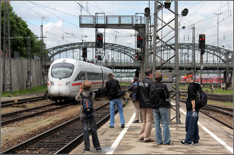 Nicht jeden interessier den einfahrenden ICE-T... 

16.05.2009 (M)