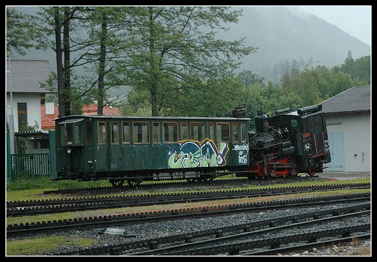 Nicht mal Denkmler sind heute sicher vor Graffiti-Sprayern. Diese Garnitur ist am Bahnhof Puchberg am Schneeberg aufgestellt, und wurde von mir am 10.6.2006 bei strmenden Regen fotografiert.