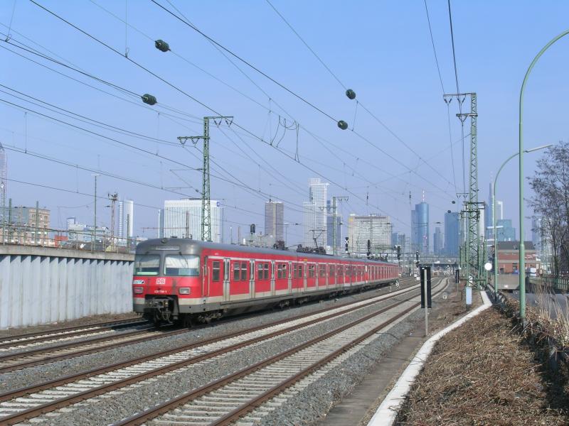 Nicht mehr allzu lang knnen wir dieses alltgliche Bild eines aus dem Hauptbahnhof fahrenden ET 420 in Frankfurt a.M. machen,die Ablsung fr die alten S-Bahn Zge stehen in den Startlchern.   