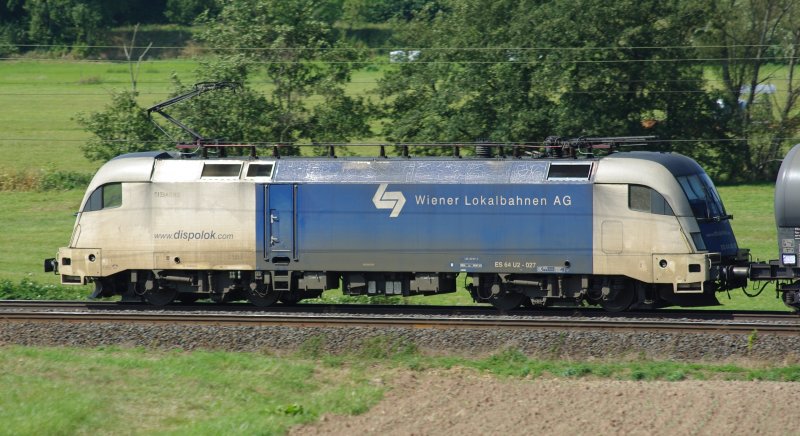 Nicht mehr ganz die schnste, ES 64 U2-027 der WLB mit gemischten Gz. in Fahrtrichtung Fulda. Aufgenommen im Haunetal am 01.09.2009.