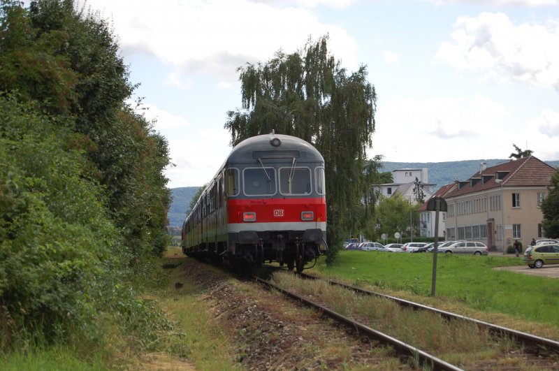 Nicht mehr ganz so schn ist das sogenannte  Rasengleis  vor Dettingen seit die Bschung gemht wurde. Trotzdem lie ich mir es am 15.7.2009 nicht nehmen, einen der letzten Silberling-Steuerwagen mit Faltbalg als RB auf der Fahrt nach Oberlenningen abzulichten.