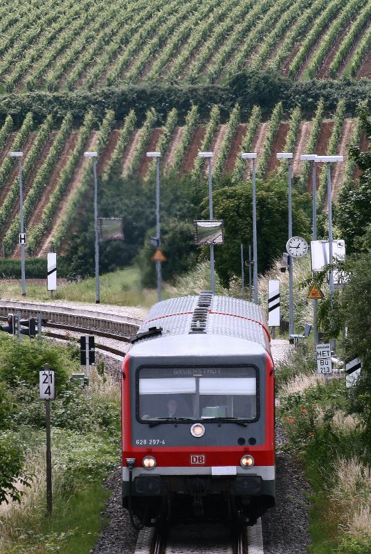 Nicht mehr lange und 628 297 hat sein Ziel, Gr�nstadt erreicht. Die Aufnahme entstand bei Herxheim am Berg, dessen Haltepunkt der Zug gerade schwerf�llig verl�sst, 15.06.08.