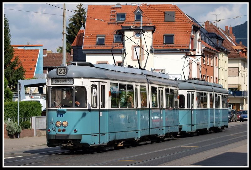 Nicht mehr lange wird man so etwas sehen: Heidelberger Doppeltraktion Gt6; hier am 2.9.09 an der Haltestelle Biethsstrae.
