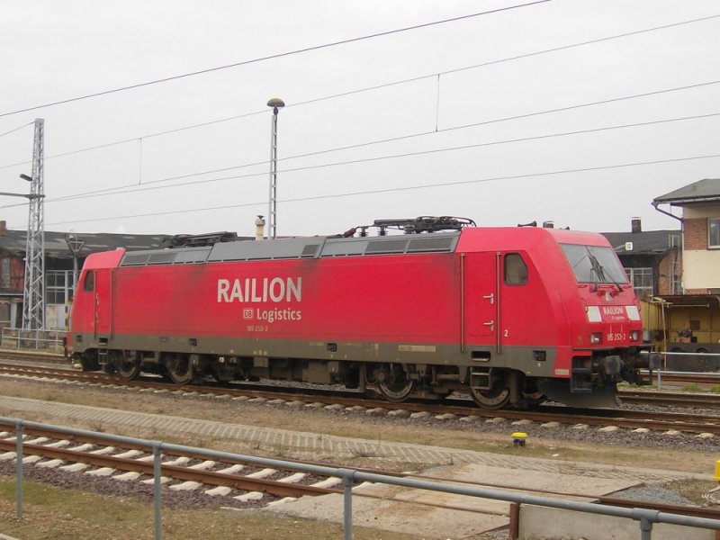 Nicht mehr viel los in Wismar, nur noch zwei Loks warten hier auf neue Aufgaben. Hier die 185 253-2 im Bahnhof vor dem eheml. BW. Mit ihr wartet eine 155 auf arbeit, von der Dieseltraktion ist nichts mehr zu sehen.