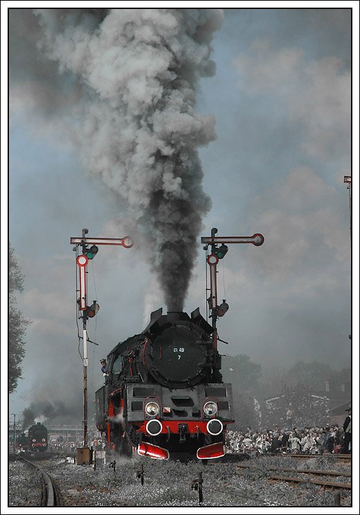 Nicht mglich war es die Rauchfahne von  Ol49-7 auf das Bild zu bekommen. Diese polnische Dampflok wurde 1949 in der Lokfabrik Chrzanow konstruiert und bis 1954 insgesamt 115 Mal gebaut. In Wolsztyn sind Ol49-7 und -69 betriebsbereit und fahren tglich Personenzge nach Leszno, Poznan oder Zbaszynek. Dampflokparade in Wolsztyn am 3.5.2008.
