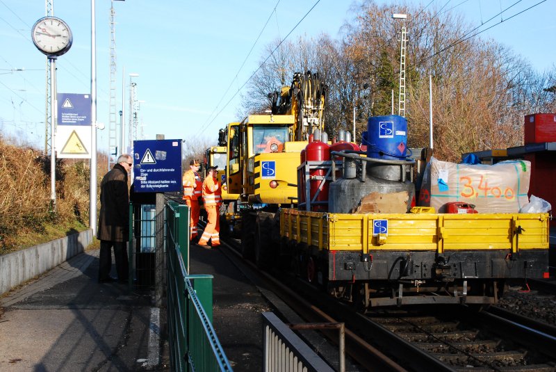 Nicht morgen halb zehn in De... sondern Sonntags 14.45h in Avenwedde! Auch hier gibts eine Vesper-Pause. Die Arbeiter die die Strecke zwischen Bielefeld und Gtersloh modernisieren, treffen sich mit Ihren seltsam aussehenden Schienenbaggern nebst nhngern im Bahnhof von Avenwedde und lassen eine Runde Fleischwurstschnitten die Runde machen. Ein lustiges Volk mit reichlich Humor - trotz Sonntags-Arbeit !!