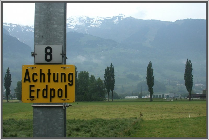 Nicht Nord- und nicht Sdpol, sondern ein Erdpol. Bei einem Signalhalt kurz vor Sargans kam mein Zugsabteil genau vor diesem Masten zu stehen. Es fhren hier einige Kupferkabel in die Erde, so nehm ich mal an es muss was mit der Erdung zu tun haben. (07.05.2007)