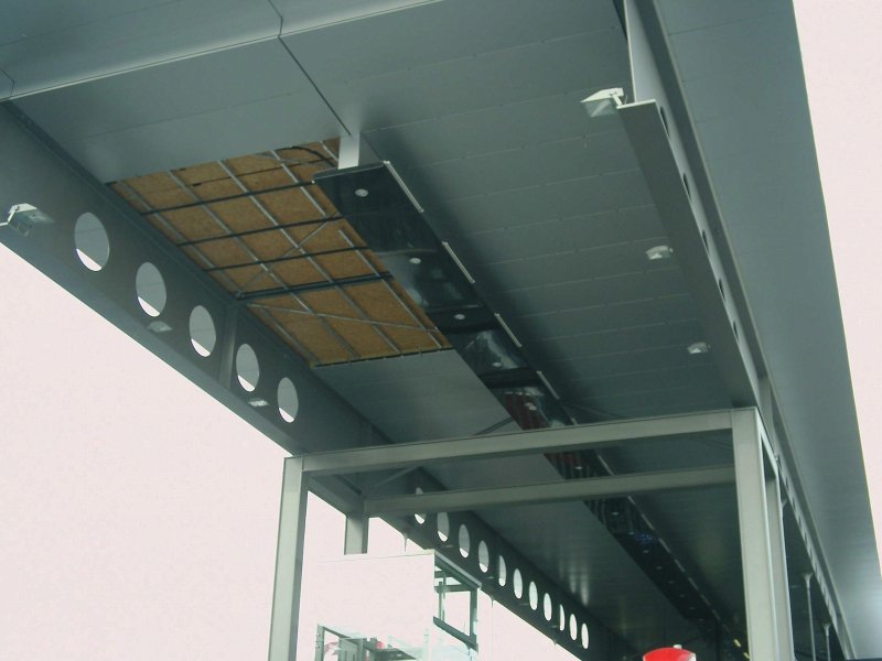 Nicht nur der Berliner Hauptbahnhof wurde vom Orkan Kyrill angeknabbert, auch den Hbf Wels hat es gehrig erwischt, gleich an drei (!) Stellen sind - unabhngig voneineiander -  Platten herausgerissen worden. [Bild 1/3]