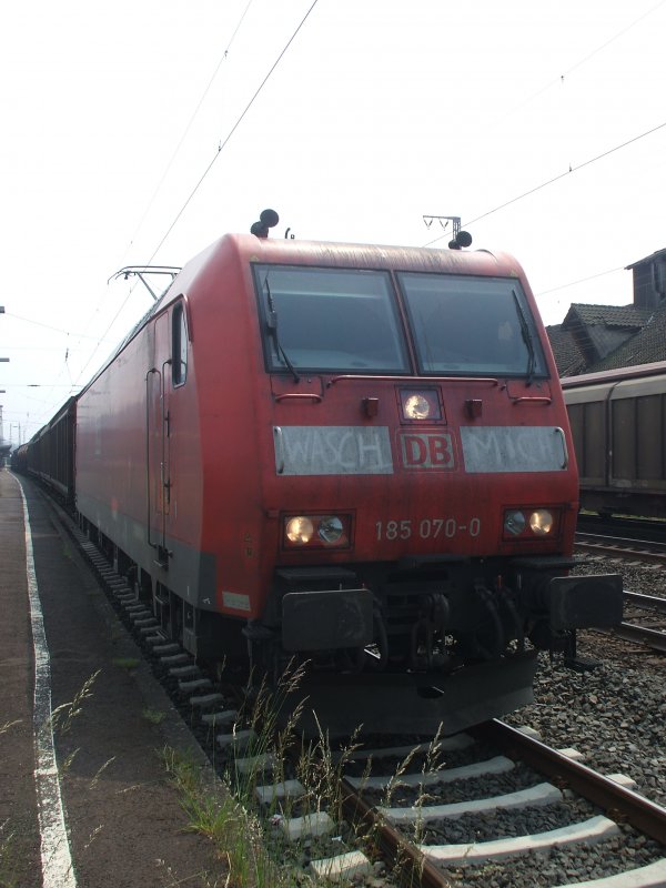 Nicht nur die Fotografen, sonder wohl auch die Tf´s fordern saubere Loks! :D

(Zug kam aus dem Gegenlicht. Bild wurde nur hochgeladen wegen der Schrift)