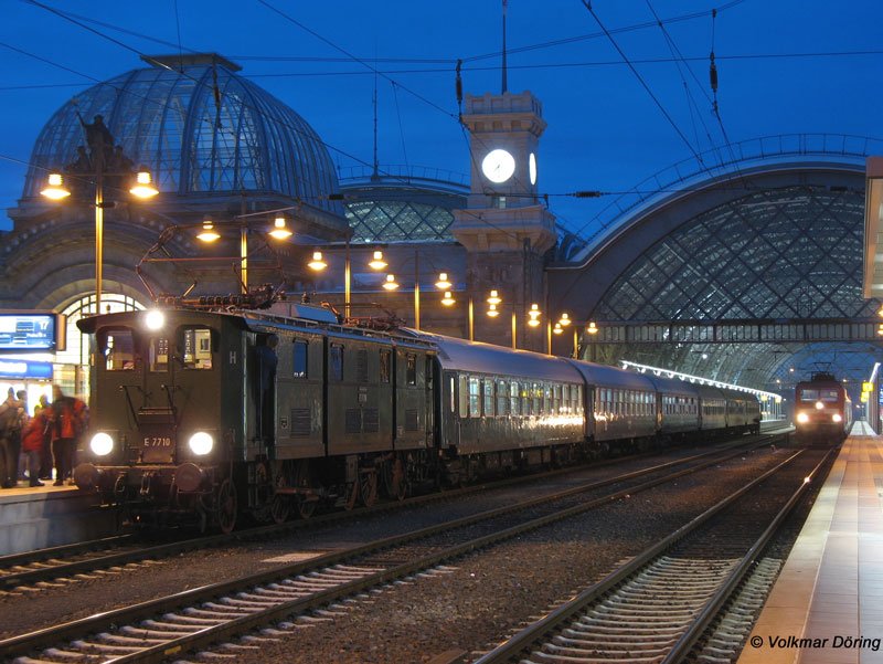 Nicht nur im Hintergrund des Bildes auch im Hintergrund des Interesses steht die 143; der Star am Morgen des 9.Dezember 2006 in Dresden-Hbf ist die alte Stangen-E-Lok E 7710 mit dem aus CD-Wagen bestehenden Sonderzug zum Weihnachtsmarkt nach Praha (Prag) 
