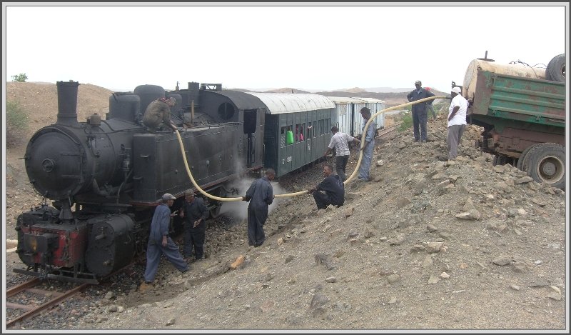 Nicht berall hat es einen Wasserkran, so kommt dann eben wieder mal der Begleitlastwagen zum Einsatz. Mit viel Schlauch und Personal und einer Bschung gelingt das  Betanken  der durstigen Lok 442.55. (30.10.2008)
