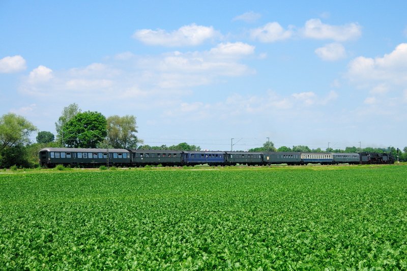 Nicht viel M�he d�rften die beiden  Dampfer  mit dem 7-Wagenzug des  Ries-Express  gehabt haben. Bunt gemischt der Wagenpark hinter den Loks, so entschwindet der Sonderzug mit reichlich Versp�tung Richtung N�rdlingen und seinem 40-j�hrigen Bayrischen Eisenbahnmuseum...
Der Fotograf sollte sogar kurz vor dem Zug in N�rdlingen sein... (Mertinger  Ries , 13.06.2009).