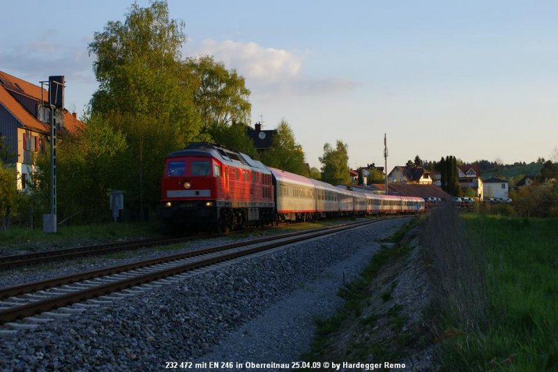 Nicht viel spter rauschte 232 472 mit EN 246 nach Feldkirch dem Bodensee entgegen. Hier rollt er in morgendlicher Sonnenaufgangs-Stimmung durch Oberreitnau.
25.04.09