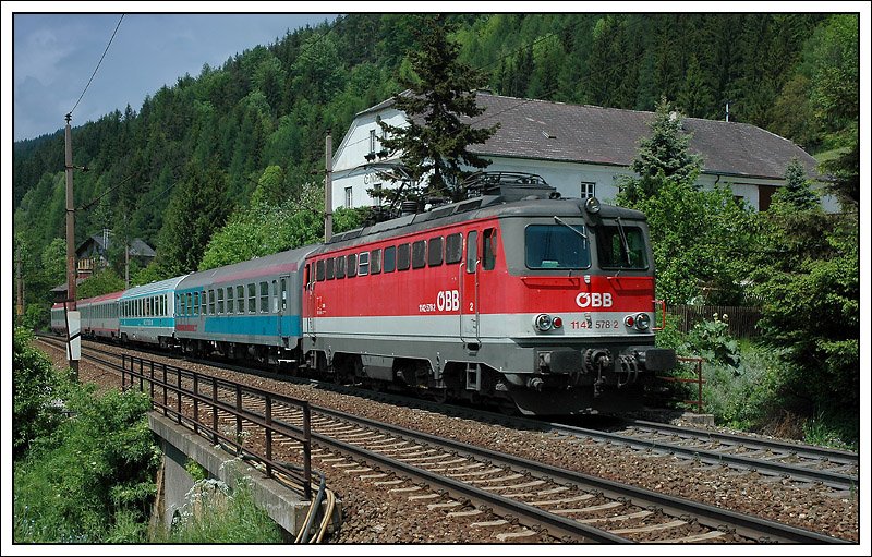 Nicht wirklich h�ufig ist die BR 1X42 auf internationalen Fernverkehrsz�gen in �sterreich zu sehen. 1142 578 bespannte am 25.5.2008 ab dem Grenzbahnhof Spielfeld-Stra� den EC 158 Croatia von Zagreb Glavni Kolod. nach Wien. Die Aufnahme entstand beim Edlach Hof auf der Semmering S�drampe.