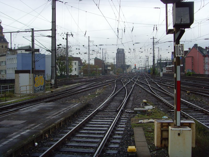 Nichts als Weichen...das Gleisvorfeld des Klner Hauptbahnhofes. Im Hintergrund ist noch das Stellwerk zu erkennen. 30.10.08