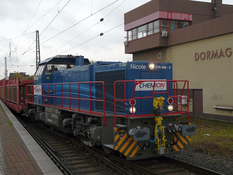  Nicole  zieht einen Zug mit Autotransportern durch den Bahnhof Dormagen 