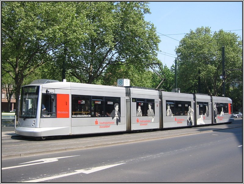 Niederflur-Stra�enbahn 2201 der Rheinbahn, eingesetzt auf der Linie 709 in Richtung Neuss, steht am 28.04.2007 an der Haltestelle Graf-Adolf-Platz in D�sseldorf.
