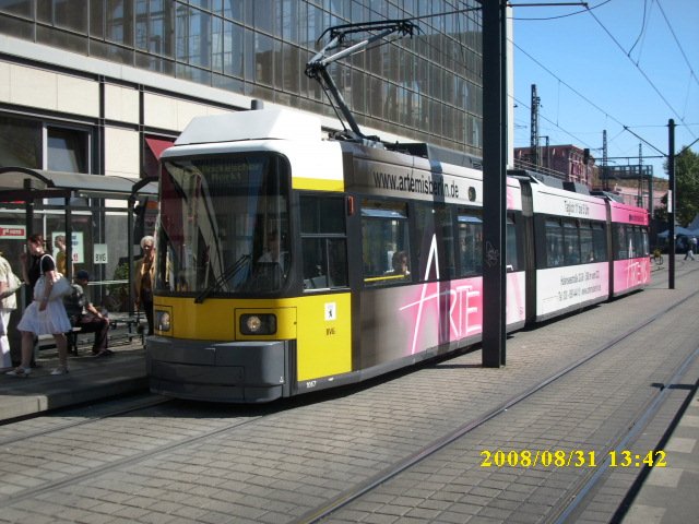 Niederflur-Straenbahn zum Hackeschen Markt an der Haltestelle S-Bahnhof Berlin Alexanderplatz am 31.08.2008.