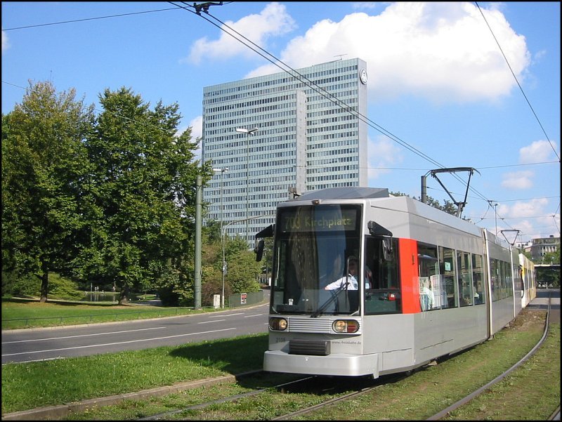Niederflur-Stra�enbahnwagen 2108 der Rheinbahn vom Typ NF6 (Baujahr 1996), eingesetzt auf der Linie 703, hat gerade die Haltestelle am Jan-Wellem-Platz verlassen. (30.09.2006)
