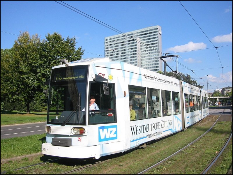 Niederflur-Stra�enbahnwagen 2117 der Rheinbahn vom Typ NF6 (Baujahr 1996), eingesetzt auf der Linie 715, hat gerade die Haltestelle am Jan-Wellem-Platz verlassen. (30.09.2006)
