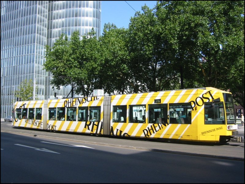 Niederflur-Straenbahnwagen 2119, eingesetzt auf der Linie 715, am 21.07.2006 auf der Graf-Adolf-Strae.