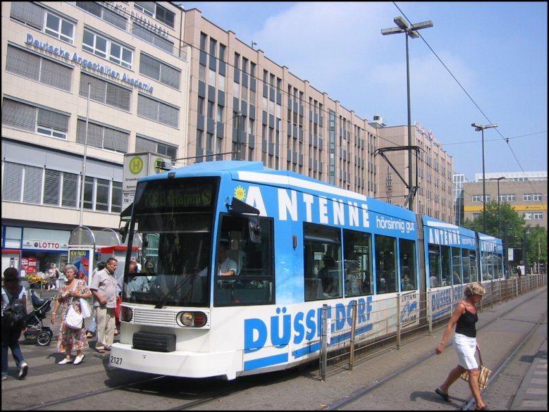 Niederflur-Straenbahnwagen 2127 der Rheinbahn, eingesetzt auf der Linie 708, steht am 29.07.2006 in der Haltestelle vor dem Hauptbahnhof in Dsseldorf.

