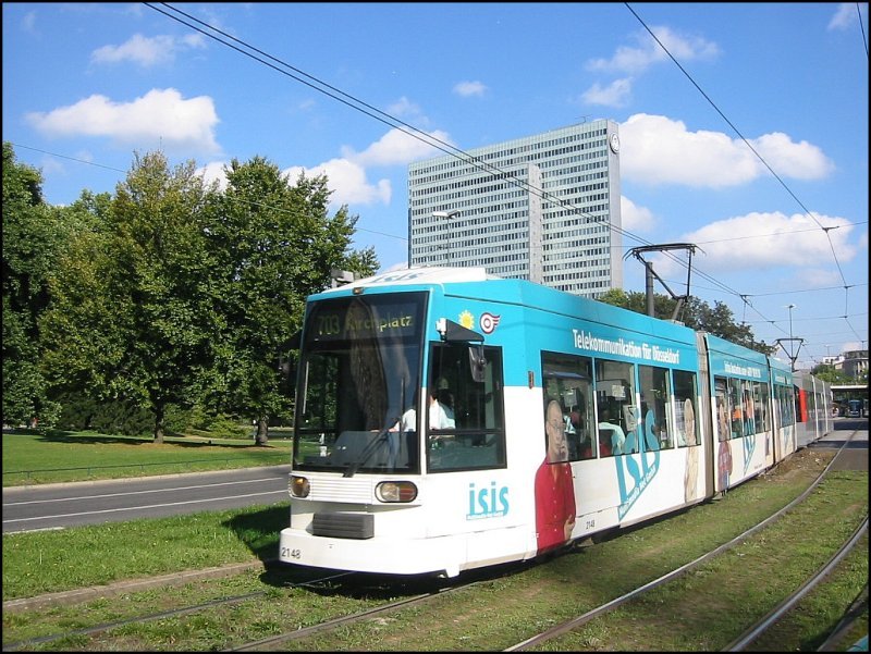 Niederflur-Straenbahnwagen 2148 der Rheinbahn vom Typ NF6 (Baujahr 1999), eingesetzt auf der Linie 703, hat gerade die Haltestelle am Jan-Wellem-Platz verlassen. (30.09.2006)
